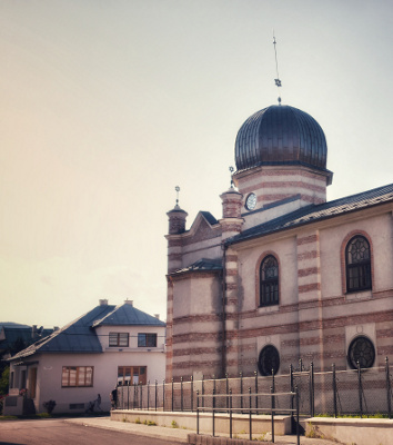 Synagóga Brezno detialny uličný pohľad