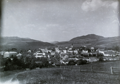 Synagóga Brezno vlavo panoráma mesta 1929