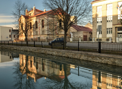 Poškodené okno pred výmenous