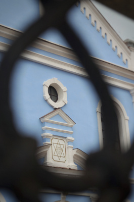 Synagóga Trstená nápis nad vstupom