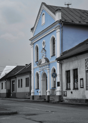 Synagóga Trstená pohľad z uličky vedúcej z námestia