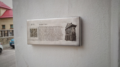 Synagóga Trstená tabuľka s QR kódom