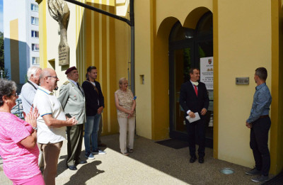 Synagóga Vrútky a tabuľka s QR kódom